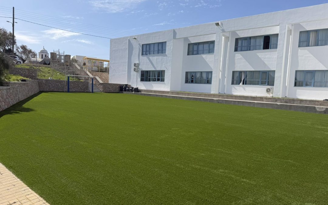 Τοποθέτηση νέου χλοοτάπητα στο γήπεδο ποδοσφαίρου του ΕΠΑΛ Θήρας