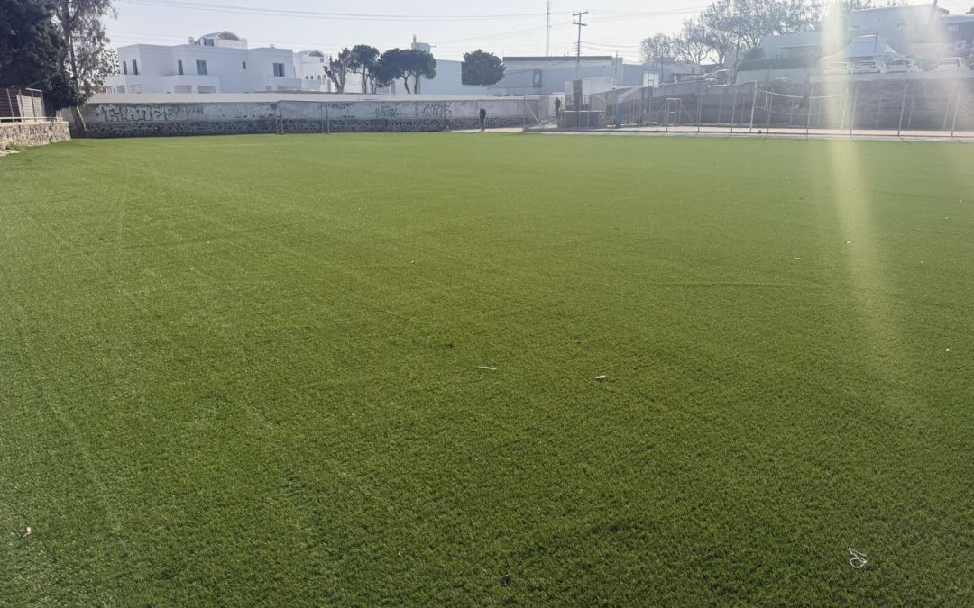Τοποθέτηση χλοοτάπητα στο γήπεδο ποδοσφαίρου του Γυμνασίου Φηρών