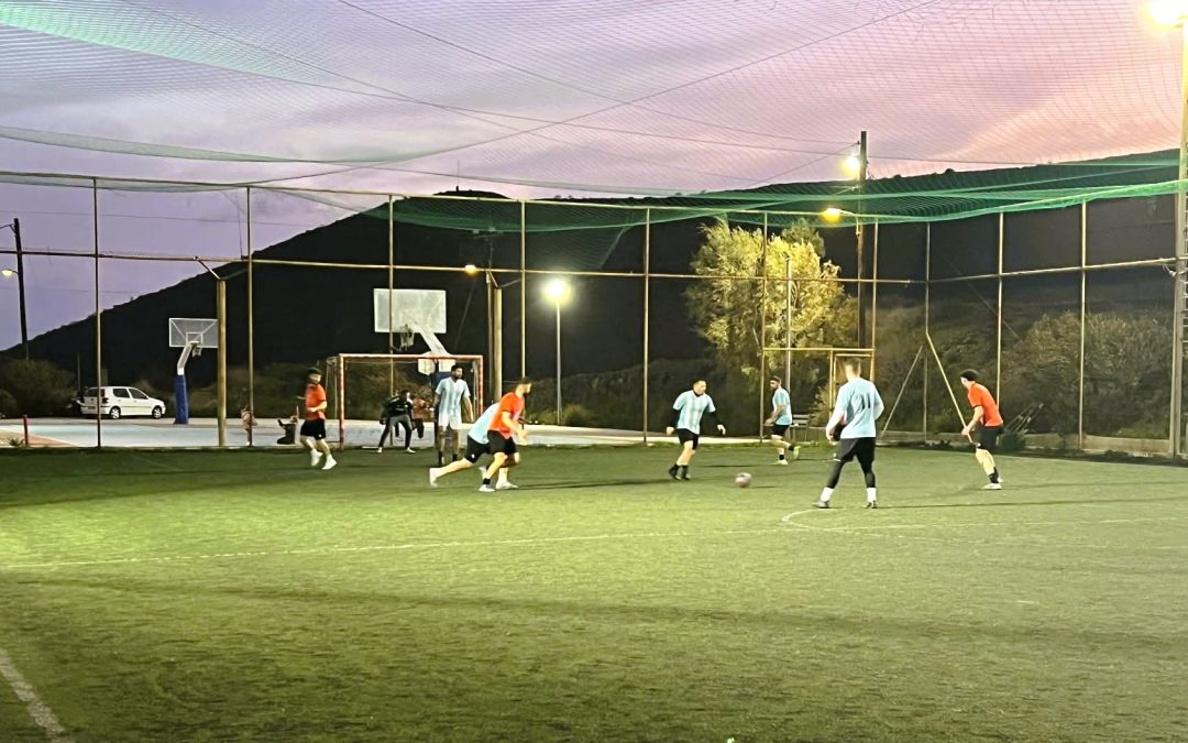 Γκολ και θέαμα στους προημιτελικούς της «Santorini Football League»